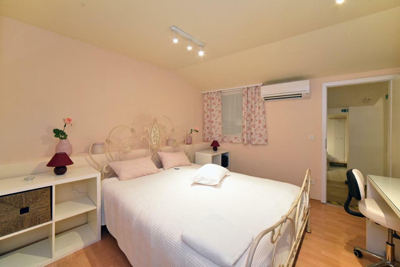 Ban Jelacic Apartment Zagabria Esterno foto